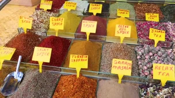 在埃及市场 香料市集 在伊斯坦布尔的多彩香料 还有各种各样的香料 他们是埃及的传统食谱的成分 他们是在架子上的一个本地市场 — 图库视频影像