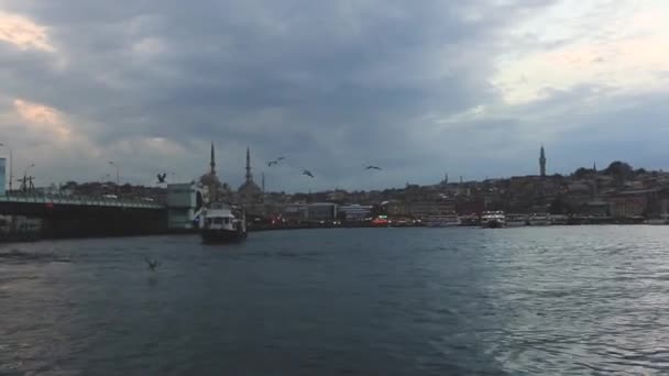 Bandera Turca Ondeando Sobre Barco Estambul Puente Galata Está Lado — Vídeos de Stock