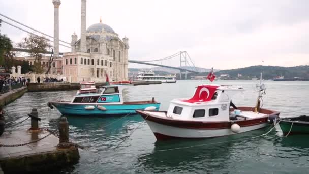 Ortakoy และสะพาน Bosphorus ในอ ลตอนค ประเทศต งแสงยาวก บเร อประมงเบลอบนท าเร — วีดีโอสต็อก