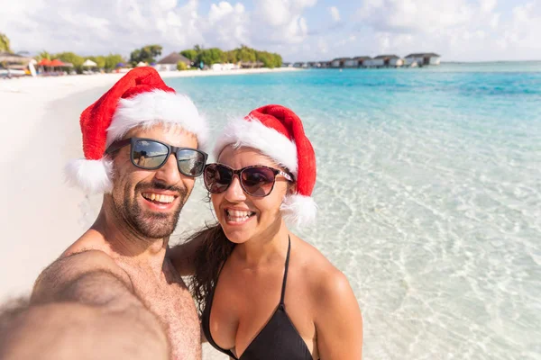 Smiling Couple Christmas Santa Hat Taking Selfie Seaside Holiday Tropical — Stock Photo, Image