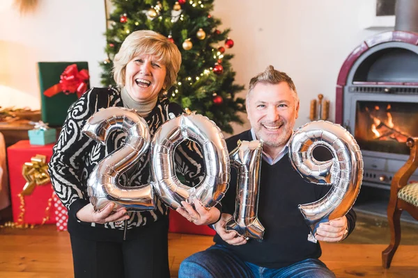 Szczęśliwa Para Starszy Obchodzi Nowy Rok 2019 Dorosły Mężczyzna Kobieta — Zdjęcie stockowe
