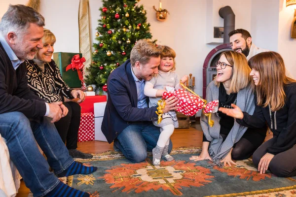 Szczęśliwa Dziewczynka Rodzinnym Prezentem Boże Narodzenie Domu Zabawna Świąteczna Sytuacja — Zdjęcie stockowe