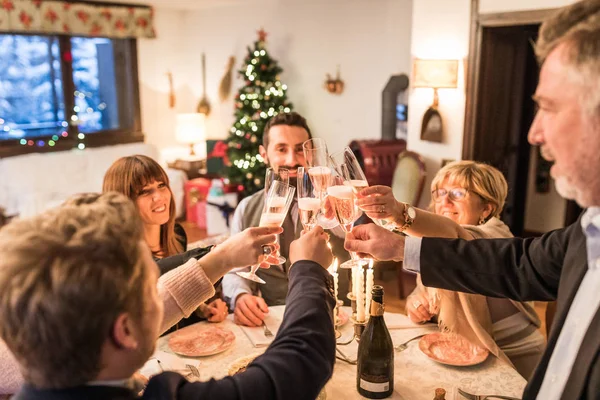 Família Brindar Celebrar Natal Ano Novo Casa Grande Grupo Pessoas — Fotografia de Stock