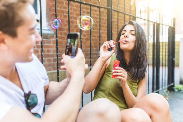 Paar Met Plezier Met Zeepbellen Londen Jongeman Fotograferen Met Een — Stockfoto