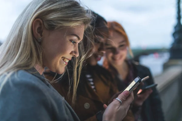 Meilleures Amies Filles Avec Smartphone Riant Trois Femmes Londres Crépuscule — Photo