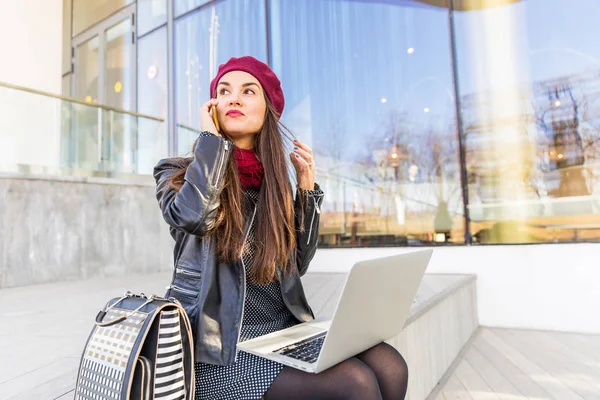 Business Woman Working City Moscow Young Woman Laptop Computer Her — Stock Photo, Image