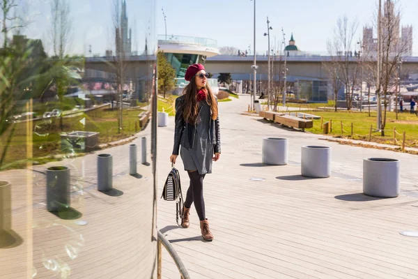 Schöne Modische Frau Fuß Moskau Junge Frau Einem Sonnigen Tag — Stockfoto