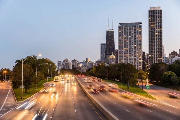 芝加哥 高速公路上的交通 背景是城市摩天大楼 路上的汽车很模糊 黄昏时背景是著名的建筑 美国建筑和旅游 — 图库照片