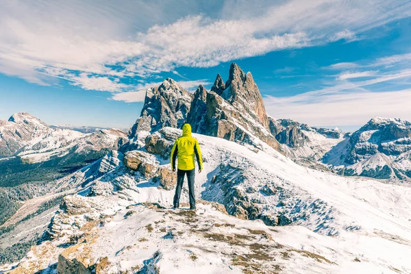 Man Standing Top Snowy Mountain Hiker Wearing Yellow Jacket Looking — Stock Photo, Image