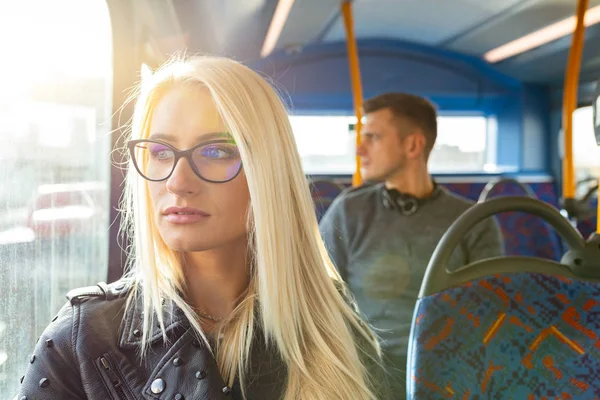 Kobieta Mężczyzna Podróżujący Autobusem Londynie Piękna Blondynka Kobieta Patrząc Przez — Zdjęcie stockowe