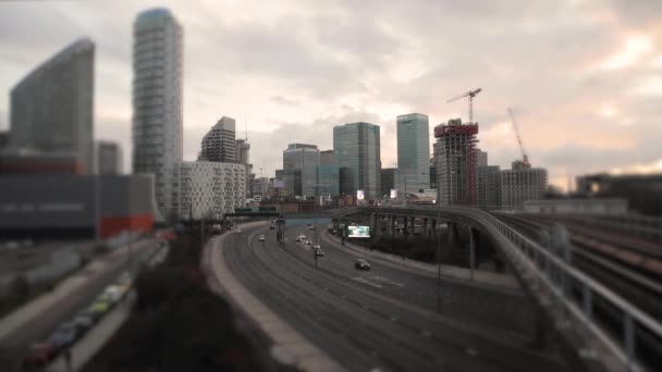 Vista Ciudad Londres Con Tráfico Metro Rascacielos Atardecer Carretera Concurrida — Vídeo de stock