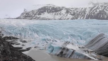 Skaftafell buzulun görünümü bulutlu bir günde pan. İzlanda, ışık mavi buz Vatnajokull yakınındaki güzel sahne. İzlanda'daki soğuk bir günde seyahat ve kış kavramları.