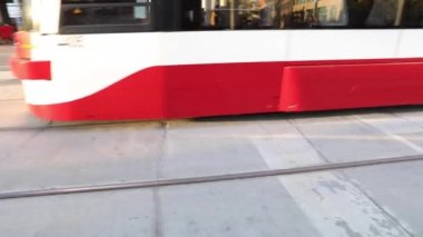 Modern tramvay Toronto downtown günbatımı. Seyahat ve ulaşım kavramları başkenti Ontario, Kanada. Pan hareketi.