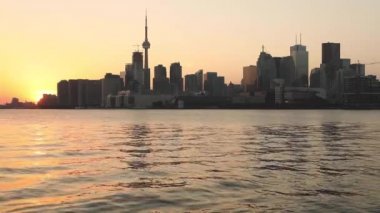Toronto Ontario Gölü üzerinden günbatımı manzarası manzaraya. Modern binalar ve gökdelenler Toronto, Ontario, Kanada, başkent ön plan su ile. Mimari ve seyahat.