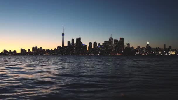 Vista Del Horizonte Toronto Atardecer Través Del Lago Ontario Edificios — Vídeo de stock