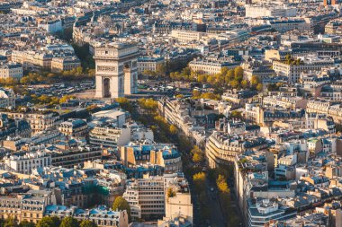 Arc de Triomphe Paris hava panoramik görünümü. Kuşlar her yerde binalar ile Fransız zafer takı görünümünü göz. Fransa başkenti seyahat ve mimarisi kavramları.
