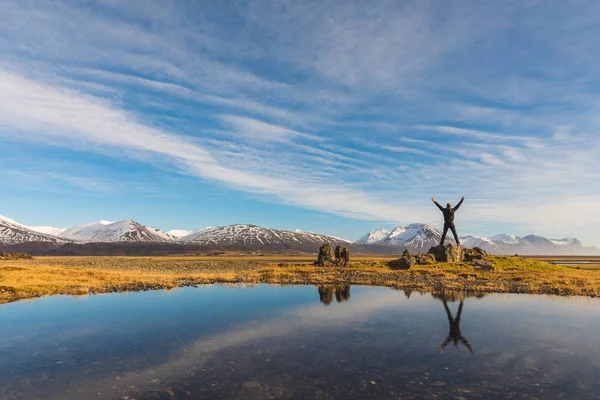 Succesvolle Man Ijsland Met Zijn Reflectie Het Water Volwassen Man — Stockfoto