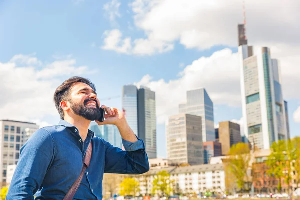 Mladý Muž Který Mluví Telefonu Frankfurtu Muž Středního Východu Plnovousem — Stock fotografie