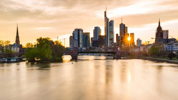 Frankfurt Skyline Main River Sunset Long Exposure Shot Dreamy Golden — Stock Photo, Image