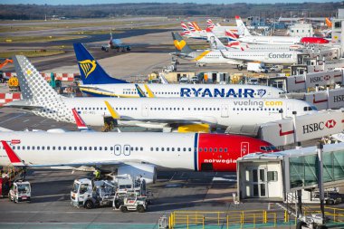 Londra Gatwick Havaalanı kapılarında uçaklar