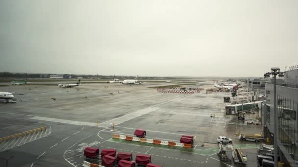 London February 2019 Time Lapse Airplanes Gates Departing Arriving London — Stock Video