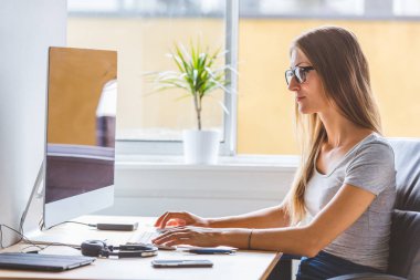 İş, ev ofis durum genç kadın