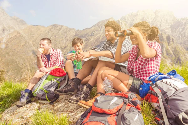 Grupo de amigos de senderismo y descanso en la cima de las montañas — Foto de Stock