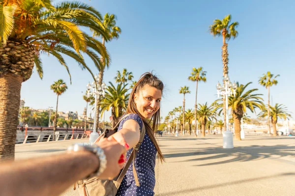 Šťastný pár turistů do slunné Barcelony — Stock fotografie