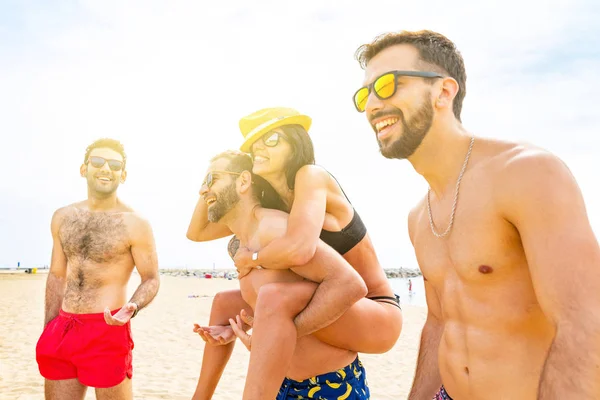 Amigos felices divirtiéndose en la playa de Barcelona — Foto de Stock