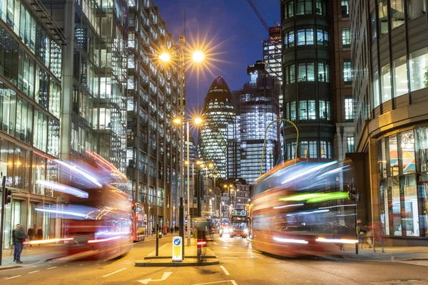 Londres cidade ver tráfego à noite — Fotografia de Stock