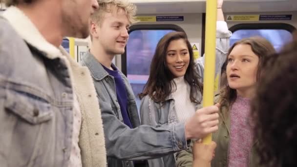 Группа молодых друзей, путешествующих вместе по метро — стоковое видео