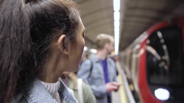 Pessoas esperando o trem na estação de metrô — Vídeo de Stock