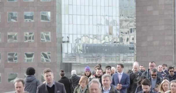 Londra'da yoğun saatlerde yürüyen insanlar — Stok video