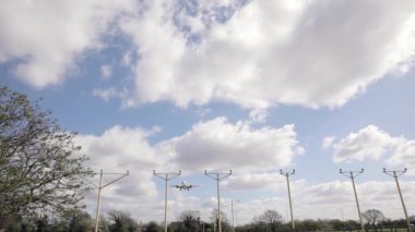 Londra Heathrow havaalanında yaklaşma sırasında alçaktan uçan uçak