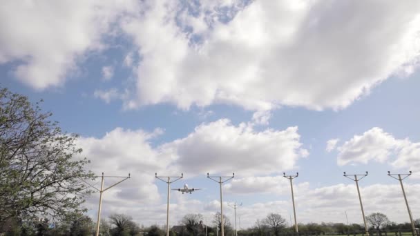 在伦敦希思罗机场接近时低空飞行的飞机 — 图库视频影像