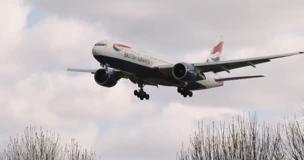 British Airways Boeing B777 приближается к аэропорту Хитроу — стоковое видео