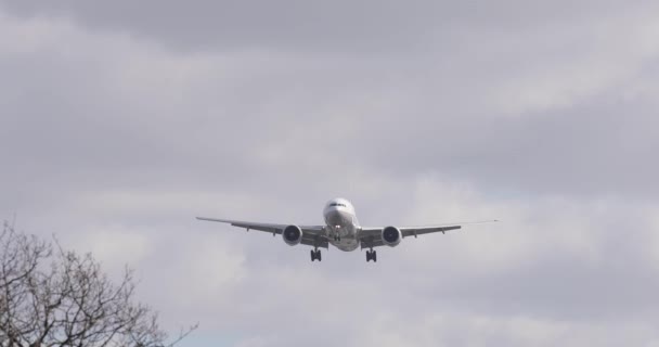 Repülőgépet alacsony repülés közben a londoni Heathrow repülőtéren — Stock videók