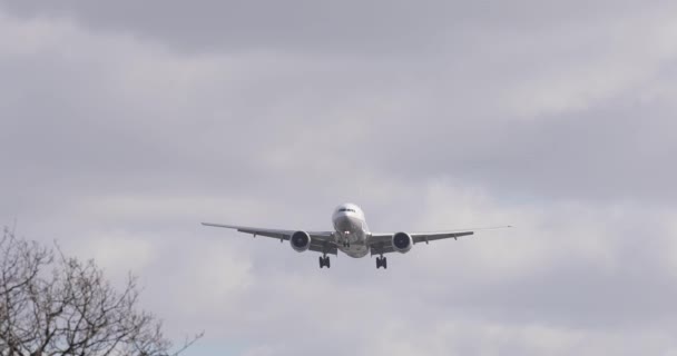 Letadlo plující nízko během přiblížení na letišti v Londýně Heathrow