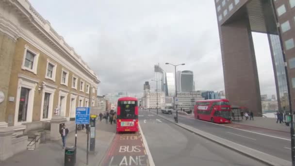 Vista da un autobus rosso a due piani a Londra — Video Stock