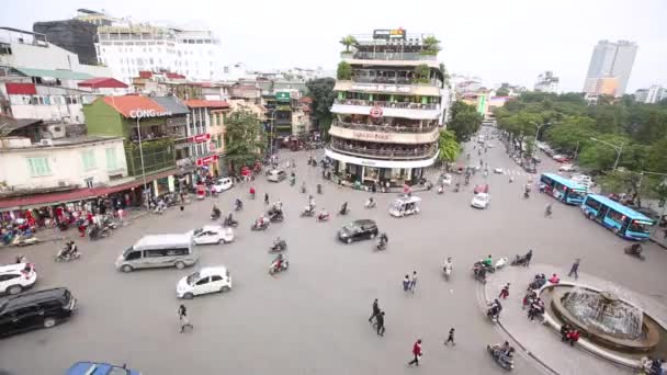 Hanói, vista aérea do tráfego em uma junção movimentada da cidade — Vídeo de Stock
