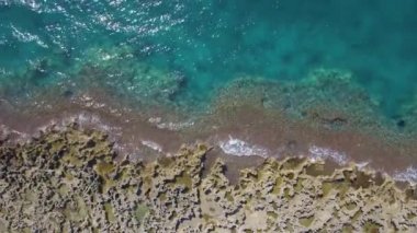 Kayalar üzerinde kırılan dalgalar ile kıyı şeridi havadan üst görünümü