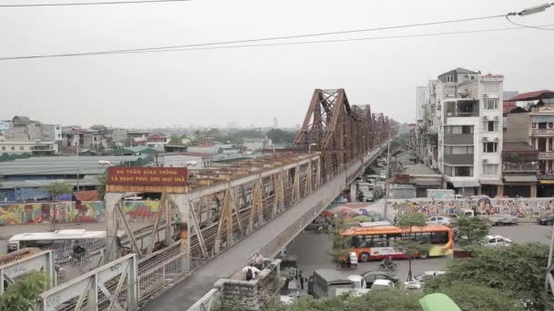 Длинный мост и оживленное движение в городе — стоковое видео