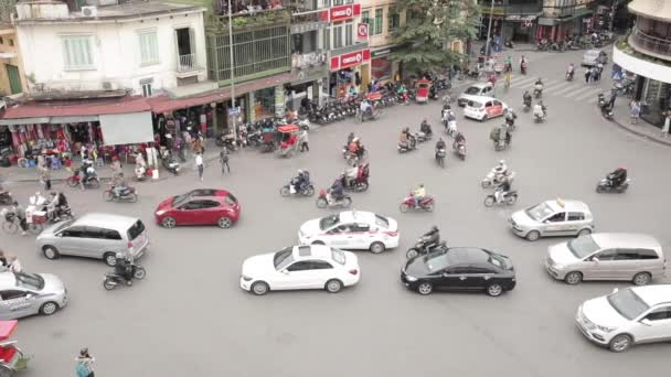 Ανόι, εναέρια θέα της κυκλοφορίας σε μια πολυσύχναστη διασταύρωση της πόλης — Αρχείο Βίντεο