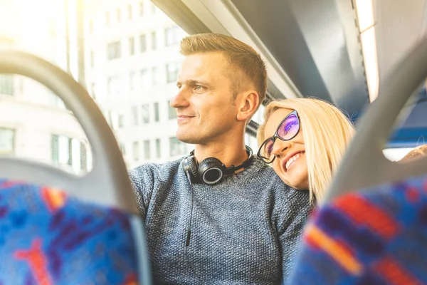 Happy couple travelling by bus in London — Stock Photo, Image