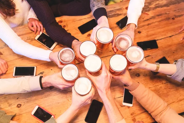 Vrienden drinken en toasten bier in pub — Stockfoto