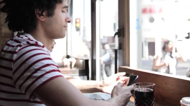 Hombre en la cafetería escribiendo en el teléfono móvil — Vídeo de stock