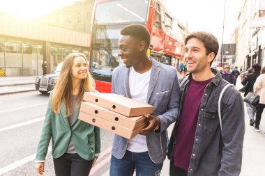 Londra'da paket pizza ile mutlu arkadaşlar