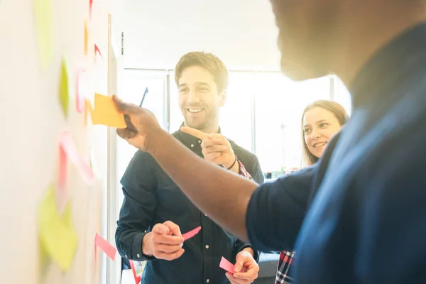 Persone dipendenti felici su un brainstorming presso l'ufficio startup — Foto Stock