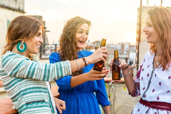 Mujeres felices disfrutando de una cerveza en una azotea de Barcelona —  Fotos de Stock