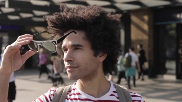 Мужской портрет перед оживленным вокзалом в Лондоне — стоковое видео